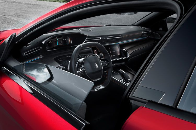Der neue 508 erhält ebenfalls das 2012 eingeführte Peugeot I-Cockpit. (Peugeot)