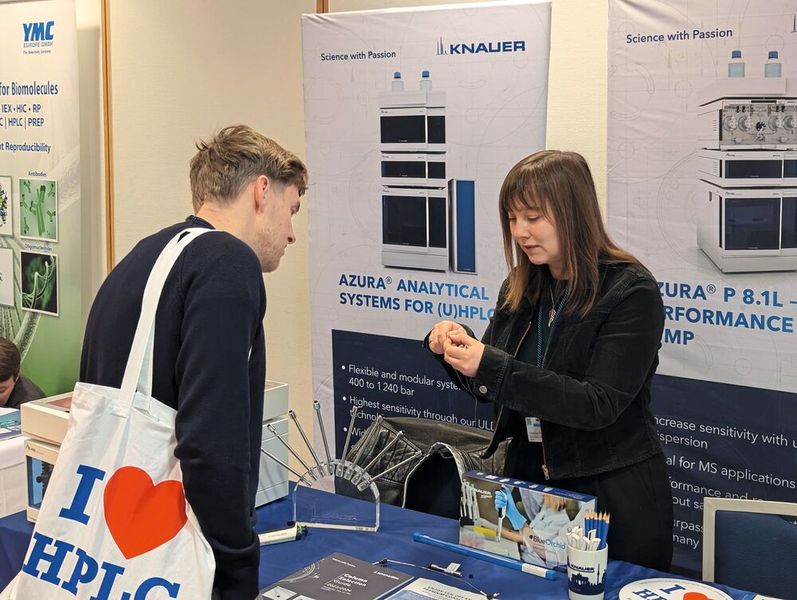 Der Text auf der Tasche fasst es zusammen: Beim Praxistag liebt man HPLC  – oder lernt die Methode lieben. Hier kümmert sich Dr. Mareike Prüfer am Stand von Knauer um die Teilnehmer-Fragen. (Bild: VCG – Lüttmann)
