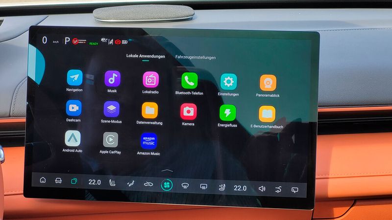 Gesteuert wird nahezu alles im Auto mit diesem Touchscreen – oder wahlweise per Sprache oder mit Gesten. (Bild: Wehner - VCG)