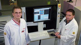 V.l.: Michael Schlegel, Geschäftsführer der Smyczek GmbH & Co. KG, und und Roman Dyck, AOI-Operator,  Smyczek GmbH & Co. KG. (Bild: Beckhoff)