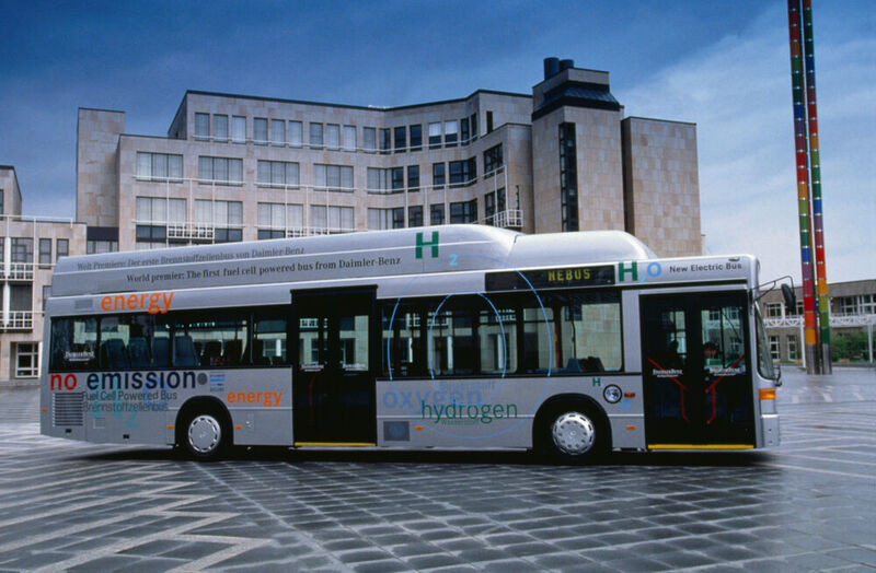 Mercedes-Benz NEBUS O 405 N, 1997. Es ist der erste linientaugliche Bus mit Brennstoffzellenantrieb. Damit trägt Mercedes-Benz die Brennstoffzellentechnologie auch in den Nutzfahrzeugbereich. (Daimler)