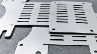 Das macht das Richten aus: Ein Vergleich zwischen ungerichtetem (oben) und gerichtetem Blechteil. (Kohler)