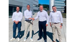 Andreas Lindemann, Geschäftsführer der Neura Mobile Robots (zweiter von rechts), schließt die Übernahme ab. Er und sein Managementteam haben umfassende Pläne für das fahrerlose Transportsystem von Bosch Rexroth. (Bild: Neura Robotics)