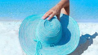 Entspannen am Strand oder doch mal die Mails checken? Zwei von drei Berufstätigen sind über Smartphone & Co. im Urlaub ereichbar. (gemeinfrei)