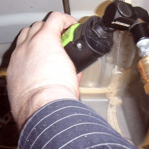 Mit einem mitgelieferten Drehgelenk kann man das Gerät flexibel an den Luftdruckschlauch anschließen.(Foto:  Monti)