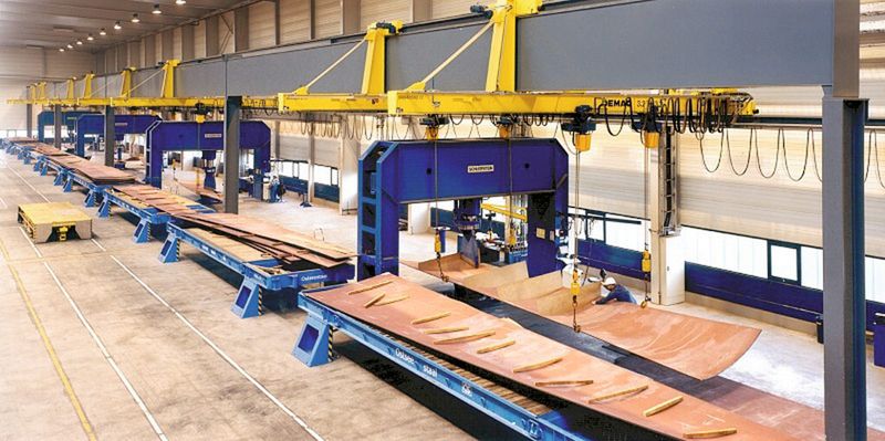 Schiffsbaupressen im Einsatz in einem Service-Center für 3D-Schiffs-Aussenhautbleche. (Bild: Schleifstein)