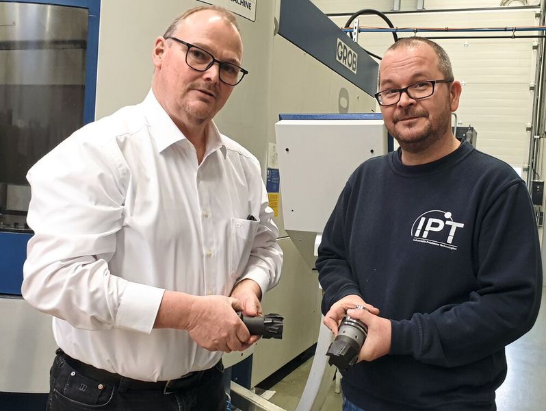 Johannes Post (Produktmanager PKD-CBN bei Ingersoll, links) mit einem PKD-Fräser für J&E-Nuten und Steffen Knepple (Arbeitsvorbereitung IPT) mit einem PKD-Formfräser zur Vorbearbeitung inkl. Einführfase und Freistich. (Bild: Ingersoll Werkzeuge)