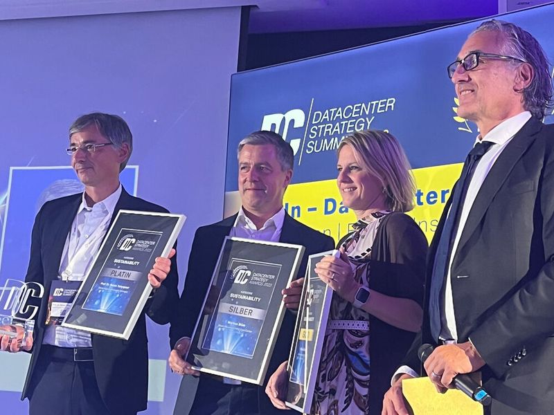 (v.l.:) Platin hält für die Kategorie „Sustainability“ des „DataCenter Strategy Awards 2023“ Professor Dr. Ramin Yahyapour von der Georg-August-Universität Göttingen in der Hand, Gold ging an Ulrike Stroh von Lufthansa Industry Solutions und Silber an Markus Blüm von der Green Montain KMW Data Center GmbH. Laudator war Ralph Hintemann Vom Borderstep Institute for Innovation and Sustainability. 