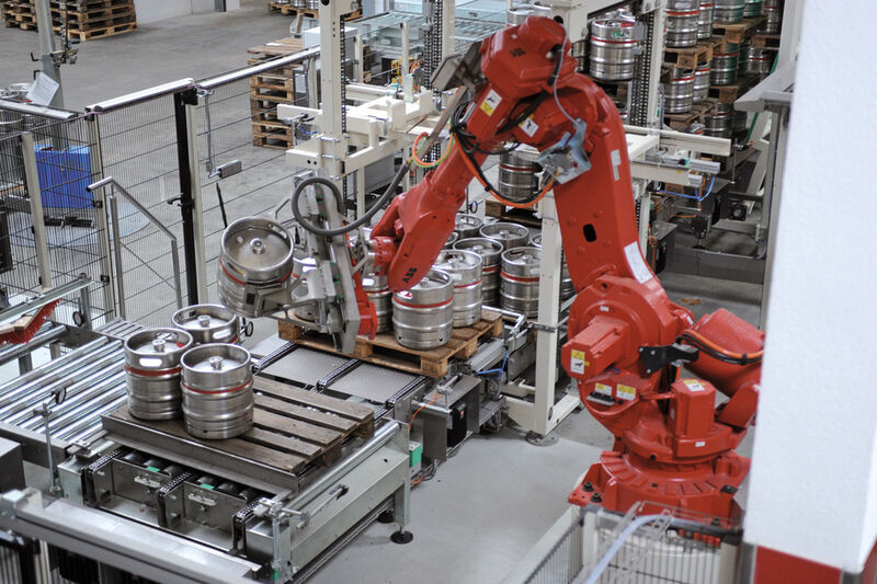 Bild 1: Statt der auf DIN-Kegs begrenzten Palettenanlagen übernehmen jetzt zwei Roboter das Ent- und Beladen inklusive Palettenhandling. (Bild: ABB)
