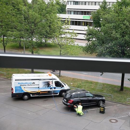 Reifenmontage auf dem Parkplatz: Der mobile Service von Reifendirekt.de macht's möglich.(Foto:  Delticom)