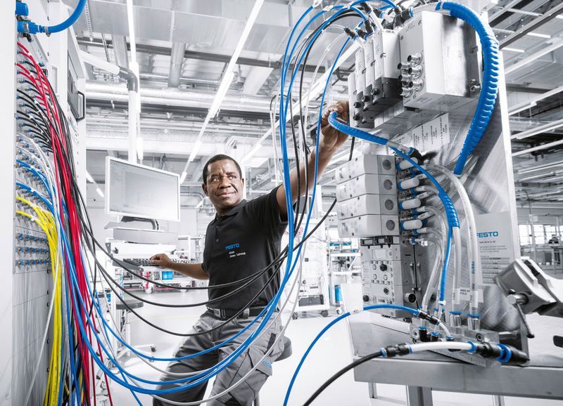 Kundenindividuelle Lösungen: Schaltschrankbau und Systemmontage in der Technologiefabrik von Festo in Scharnhausen. (Bild: Festo)