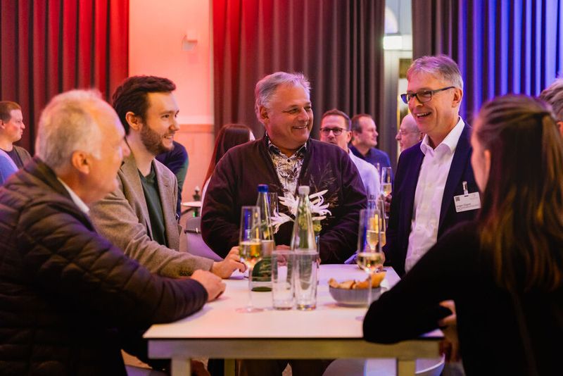 Bereits auf der Abendveranstaltung am Vorabend gab es intensiven Austausch unter den Referenten, Partnern und Teilnehmern.  (Bild: Stefan Bausewein/VCG)