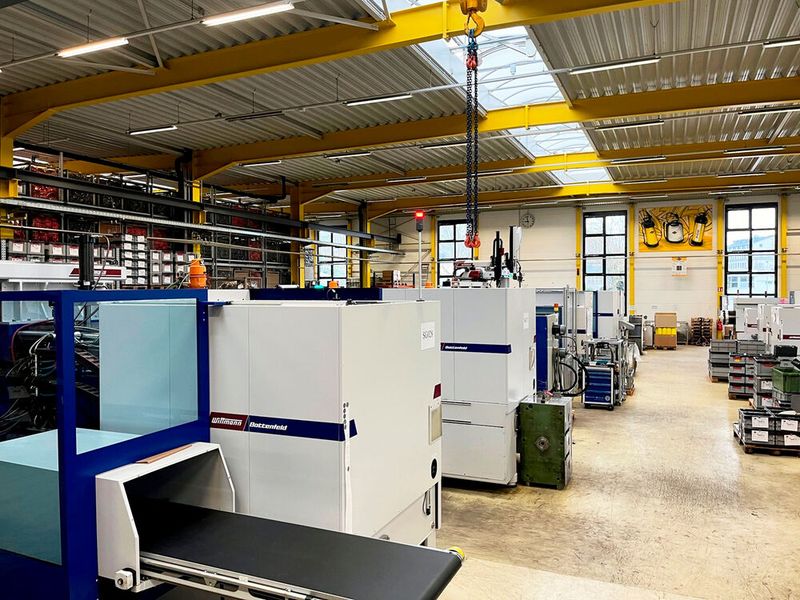 Blick in die Sprühgerätefertigung bei Mesto. Mittlerweile stehen dort 11 Spritzgießmaschinen von Wittmann Battenfeld, teilweise ausgestattet mit Wittmann-Robotern. (Bild: Mesto)