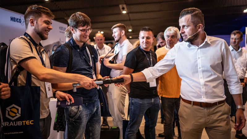 Die Live-Zone hat im polnischen Kattowice hohen Andrang gefunden. Auch in Dresden können sich die Teilnehmer am 5. November 2025 von diesem Format selbst überzeugen.(Bild:  (C)Przemek Pasnik www.przemekpasnik.pl)