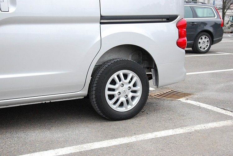 Es müssen ja keine 18-Zoll-Angeberräder sein, aber die 14-Zöller sehen an dem wuchtigen Auto wirklich peinlich aus. (Foto: Rosenow)