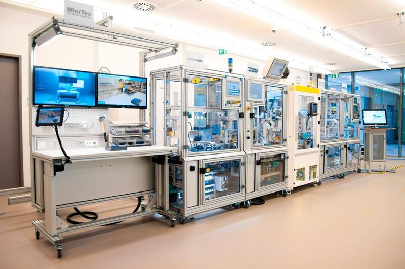 Als Technologiepartner der Technologie- und Forschungsinitiative Smart Factory KL hat Minitec einen ergonomischen Arbeitsplatz entwickelt (li. im Bild), der den zukünftigen Montageanforderungen der Industrie 4.0 entspricht. (Minitec)