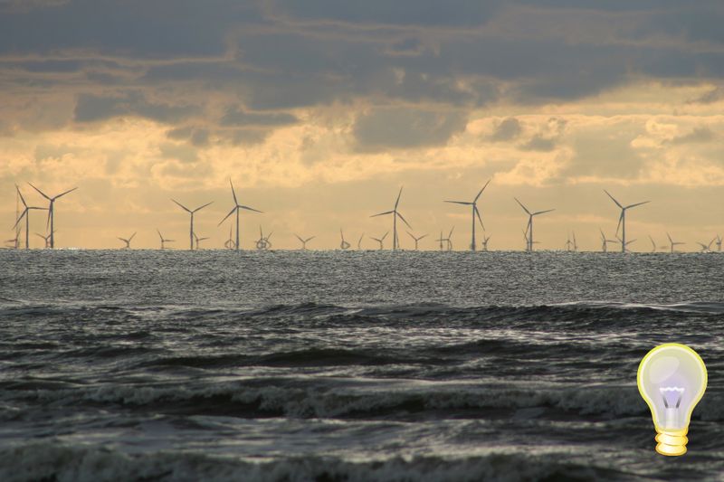 Platz 3: Windenergie auf See, 13,1 Mio. t CO2-Äq.   Die dritterfolgreichste Erneuerbare Energie ist Windkraft aus Seeanlagen. Hier konnten 2018 rund 13 Mio. t CO2-Äq. vermieden werden. Um Strom zu speichern, bietet sich die Spaltung von Wasser an. Der dabei gewonnene Wasserstoff kann später in Brennstoffzellen wieder verstromt werden. Ein Jülicher Forscherteam hat hier einen Rekordwirkungsgrad für eine reversible Brennstoffzelle erzielt. (Bild: Pixabay/David_Kaspar)