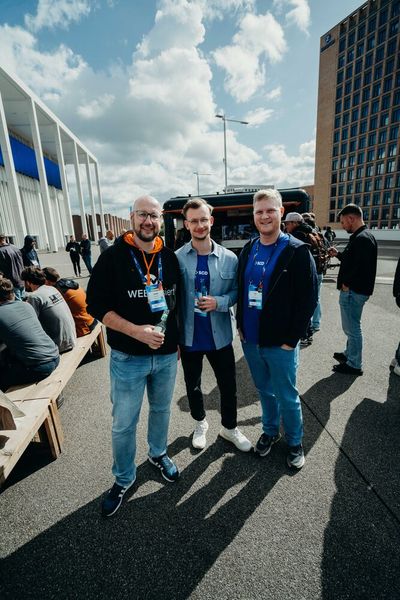 (v. l.) Andre Vennemann (Webversiert) mit Max Büscher (Shopware) und Tim Bruns (Bild: Shopware)