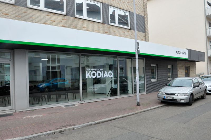 Von außen signalisiert der Skoda-Betrieb bereits die aktuelle Neuheit: den Kodiaq. (Grimm / »kfz-betrieb«)