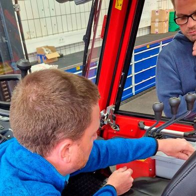 Christoph Kupper, Werkstattmeister bei BASF in Ludwigsburg (l.), und Norman Seib, Vertriebsleiter Mobile Easykey, an einem Stapler mit der verbauten Ex-Schutz-Variante des Mobile-Easykey-Moduls. (Bild: Mobile Easykey)