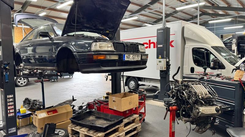 Das Audi Coupé (Typ 89) ist ein Sportcoupé basierend auf dem Audi 80 B3 (ebenfalls Typ 89), das von Herbst 1988 bis Ende 1996 hergestellt wurde. Im Herbst 1991 erhielt der Wagen ein Facelift, unter anderem eine geänderte Motorhaube mit integrierter Kühlermaske (nicht im Bild). Gleichzeitig wurde das Motorenangebot überarbeitet: Der Fünfzylindermotor mit 20 Ventilen entfiel, stattdessen kam der bereits 1990 im Audi 100 C4 eingeführte 2,8-Liter-Sechszylindermotor zum Einsatz (rechts im Bild). (Bild: Schreiner – VCG)