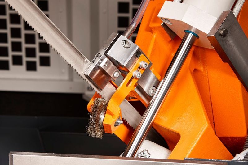 Die Schnittgenauigkeit der Kastomicut A 2.6 wird vom Hersteller mit ± 0,1 mm pro 100 mm Materialhöhe angegeben. Von ihren halbautomatischen und manuell zu bedienenden Schwestern hebe sie sich außerdem durch viele neue Funktionen ab. (Kasto)