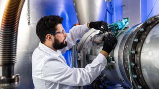 m Rahmen des Projekts hat das DLR ein experimentelles Testsystem aufgebaut. Es simulierte die Kernkomponente des Prozesses, die solare Kalzinierung, in einem anwendungsorientierten Maßstab.  (Bild: DLR)