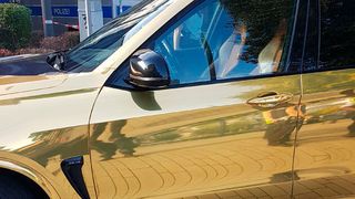Diese Goldfolierung findet bei der Polizei keine Gnade, dem Auto droht die Stilllegung. (Polizei Düsseldorf)