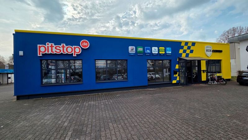 In Sankt Augustin wurde die erste Pitstop-Filiale mit dem neuen Design ausgestattet. (Bild:  HUK-Coburg)