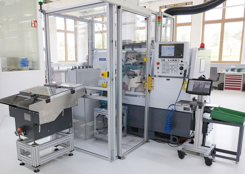Die zweite Miyano BNA-42CY5 dient bei Eberle zum Rändeln der Klingenrohlinge. Im Vordergrund links die Horst-Roboterzelle mit vorgeschaltetem Vereinzelungsförderer zu sehen, rechts steht der Ablagekorb bereit, in dem die Teile nach der Bearbeitung landen. (Bild: www.conform-services.de)