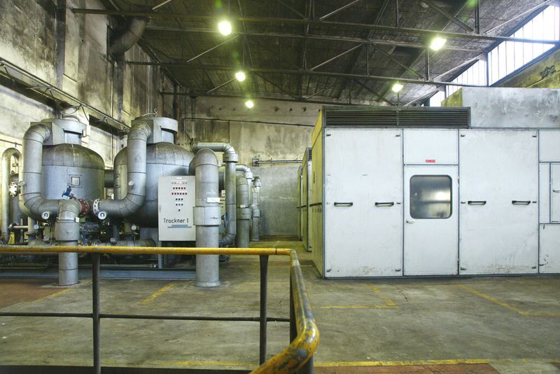Bild 5: Blick in die zentrale Druckluftstation der Brikettfabrik Wachtberg (rechts drei eingehauste Aerzener-Schraubenverdichter, links drei Adsorptionstrockner). (Bild: Aerzener)