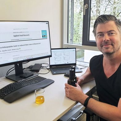 Dr. Roman Lang hat untersucht, wie sich Leinöl so behandeln lässt, dass es länger haltbar wird. (Bild: Dr. Gisela Olias / Leibniz-LSB@TUM )