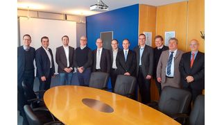 Nach der Auftragsvergabe (v.l.) Mark Georg, Dr. Thilo Theilen, Alexander Oberg, Karl Standera, Antonio Garcia, René Stäblein, Tom Giebeler, Michael Pöttcker, Stefan Cybulski, Axel Sturm und Franz Steimmel. (Bild: Georg)