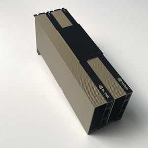 Als Option können statt drei Nvidia RTX Pro 6000 auch ein Paar H200-NVL-Karten und eine RTX Pro 6000 eingesetzt werden. Die H200 NVL verfügt mit 141 GB HBM3e über einen größeren Speicher.(Bild:  Fast LTA)
