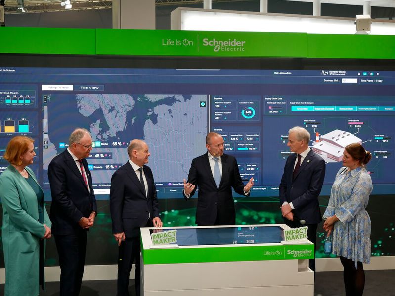 Peter Herweck, CEO von Schneider Electric, stellte die neue Plattform für Energie- und Datenmanagement vor. Von links: Lisa Paus (Bundesministerin für Familie), Stephan Weil (Niedersächsischer Ministerpräsident), Olaf Scholz (Deutscher Bundeskanzler), Peter Herweck (CEO, Schneider Electric), Jonas Gahr Støre (Norwegischer Ministerpräsident), Cecilie Myrseth (Wirtschaftsministerin Norwegen). (Bild: Sandro Kipar/VCG)