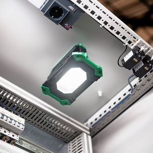 Mit seinem magnetischen Bügel kann der Strahler an metallischen Oberflächen befestigt werden.(Bild:  Stahlwille)