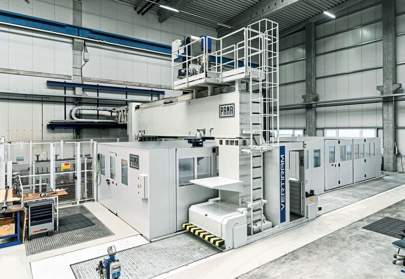 Dreh- und Fräsmaschine mit einem verfahrbaren Portal für die Vertikalbearbeitung sowie begehbaren X-Achsen. (Pama)