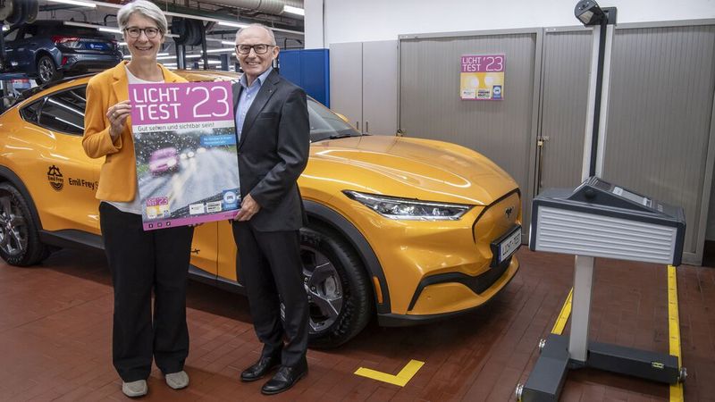 Verkehrsstaatssekretärin Elke Zimmer und Verbandspräsident Michael Ziegler eröffnen gemeinsam in Baden-Württemberg den Licht-Test 2023. (Bild: KD Busch.com)