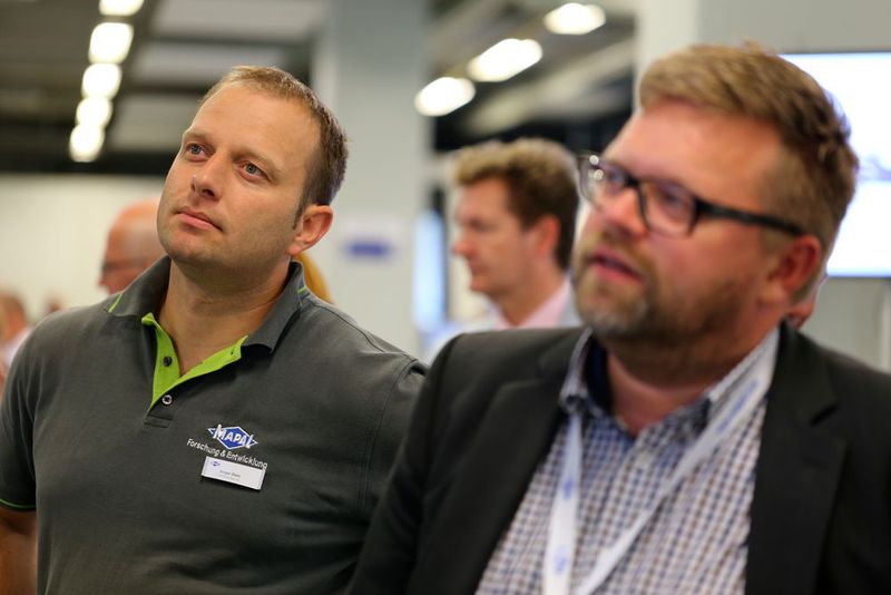 Besucher und Mapal-Entwicklungsexperten an den Fachpressetagen (Matthias Böhm)