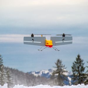 DHL, bereits 2016 auf neuen Transportpfaden: Die DHL-Paketdrohne, hier im Testgebiet Reit im Winkl, liefert Pakete zuverlässig auch in unwegsames Gebiet.  (Bild:  DHL / Andreas Heddergott)