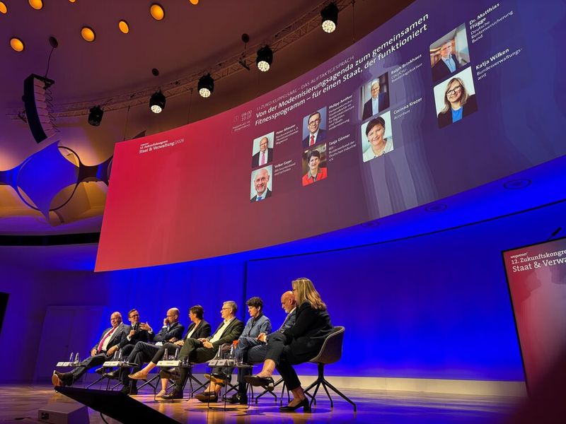 Zur Zukunftskongress-Eröffnung auf der Bühne (v. l. n. r.): Bundesminister a. D. Peter Altmaier, BMDS-Staatssekretär Philipp Amthor, Bundestagsabgeordneter Ralph Brinkhaus, Corinna Krezer von Accenture, Dr. Matthias Flügge (Deutsche Rentenversicherung Bund), Tanja Gönner vom BDI, Volker Geyer, DBB Beamtenbund und Tarifunion, sowie Katja Wilken vom Bundesverwaltungsamt. (Bild: Vogel IT-Medien / Stephan Augsten)