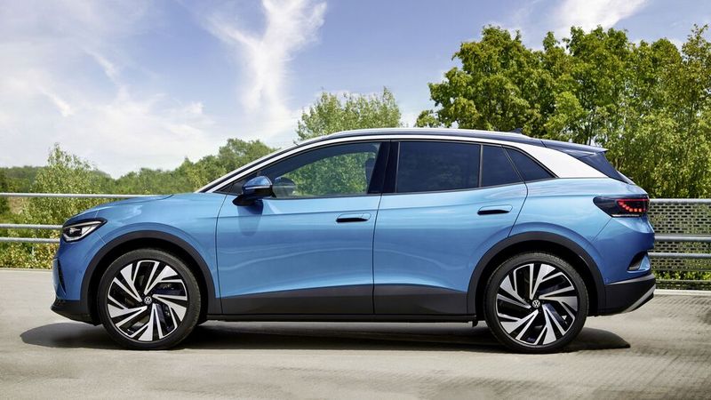 VW hat mit dem ID4 mittlerweile ein ausgereiftes E-Auto, das gegen den Tesla Model Y in Stellung geht. (Bild: Volkswagen AG)