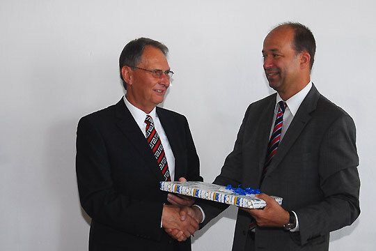 Handschlag in den Ruhestand: Peter Gebbers und Axel Koblitz (ZDK). (Archiv: Vogel Business Media)