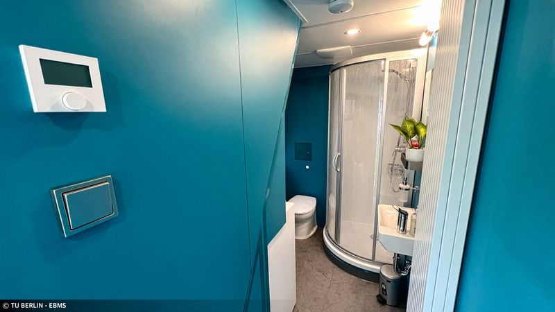 Blick in das Badezimmer an Bord der ELEKTRA. (Bild: Spereiter)