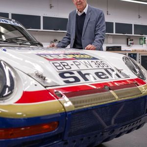 Viele Jahre stand Falk dem Team Porsche Heritage und Museum noch als Zeitzeuge und Interviewpartner zur Verfügung. Und auch auf renommierten Klassik-Veranstaltungen war er häufig zu Gast oder gar an der Organisation der ein oder anderen Oldtimer-Rallye beteiligt.  (Bild: Porsche)