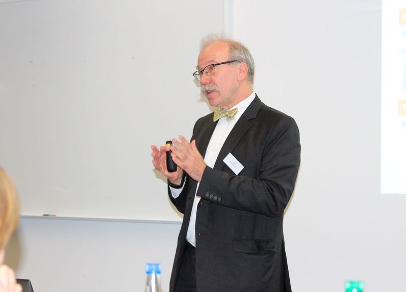 Christian Hay, Delegierter Gesundheitswesen GS1: „Wer auf die Datenmatrix mit GTIN, Serien- und Lotnummer sowie Verfalldatum fokussiert und einmal diese Schriftart beherrscht, kann gut kommunizieren.“ (Bild: Fasmed)