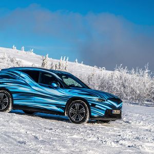 Dank der Luftfederung lässt sich die Karosserie bei Bedarf ein paar Zentimeter in die Höhe lupfen.(Bild:  Mercedes-Benz)