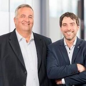 Mit der neuen Doppelspitze in der Geschäftsleitung aus Achim Hinterkopf (li.) und Kai Klenk stellt H. P. Kaysser die Weichen auf Zukunft.(Bild:  H. P. Kaysser)