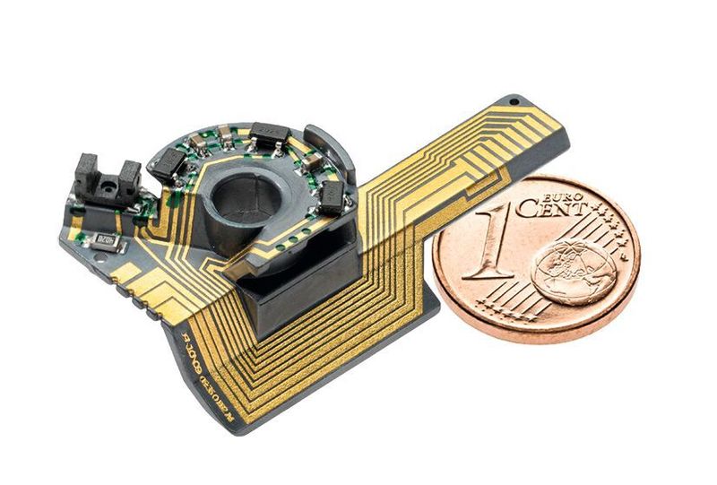 Positionssensor zur adaptiven Geschwindigkeitsregelung: Adaptive Cruise Control Systeme (ACC) regeln automatisch den Sicherheitsabstand zum vorausfahrenden Fahrzeug über einen Sensor im Frontbereich. Mit einer MID Lösung von HARTING konnte die Grösse des ACC verringert und gleichzeitig eine höhere Präzision erreicht werden. (Harting)