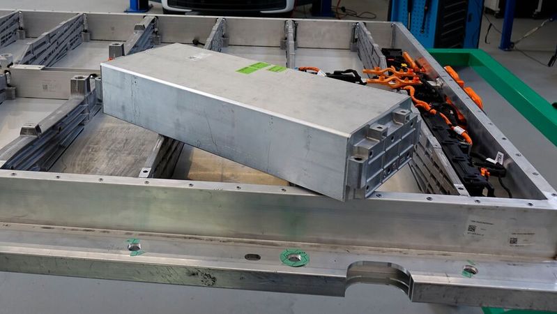 Spezifische E-Auto-Bauteile wie Batteriemodule sind oft nur mit sehr langen Wartezeiten zu bekommen.(Bild:  Rosenow – VCG)